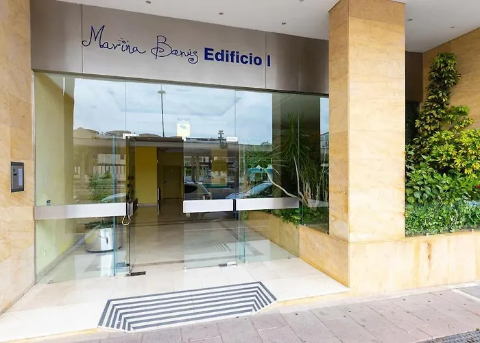 - Marina Banus, Puerto Banus, Seaview, 2br, Parking & Pool شقة