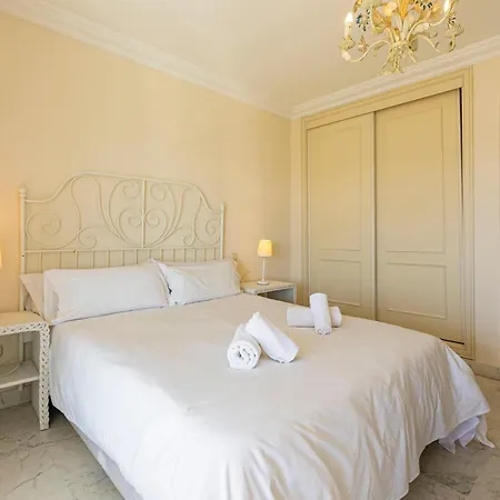 - Marina Banus, Puerto Banus, Seaview, 2br, Parking & Pool