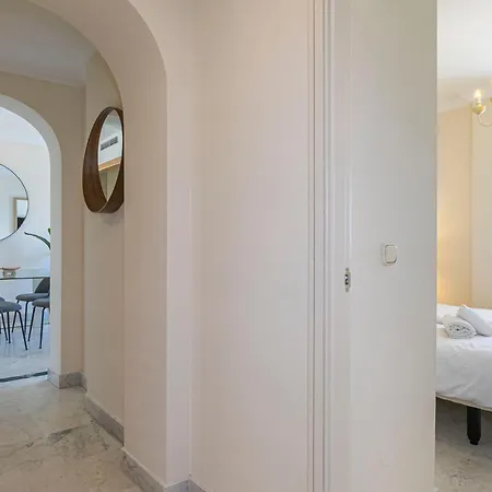 - Marina Banus, Puerto Banus, Seaview, 2br, Parking & Pool