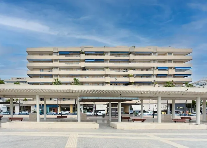 - Marina Banus, Puerto Banus, Seaview, 2br, Parking & Pool Apartament