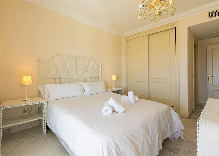 - Marina Banus, Puerto Banus, Seaview, 2br, Parking & Pool