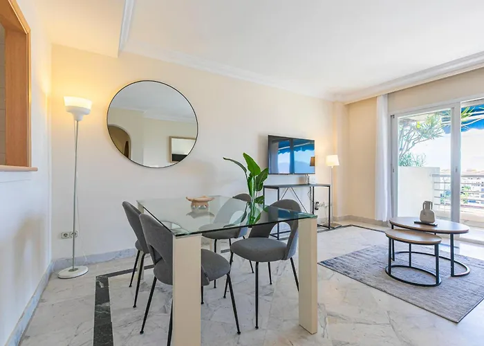 - Marina Banus, Puerto Banus, Seaview, 2br, Parking & Pool Apartament *