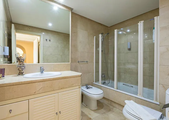 - Marina Banus, Puerto Banus, Seaview, 2br, Parking & Pool *