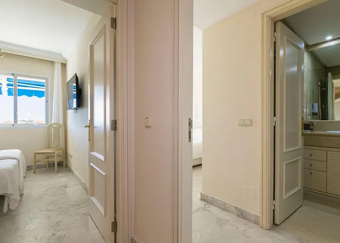 - Marina Banus, Puerto Banus, Seaview, 2br, Parking & Pool * Marbella