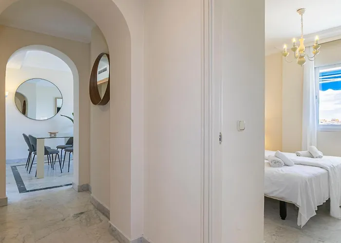 - Marina Banus, Puerto Banus, Seaview, 2br, Parking & Pool