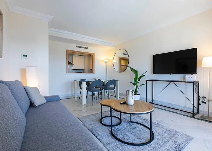 - Marina Banus, Puerto Banus, Seaview, 2br, Parking & Pool Marbella