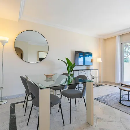 - Marina Banus, Puerto Banus, Seaview, 2br, Parking & Pool Apartment *