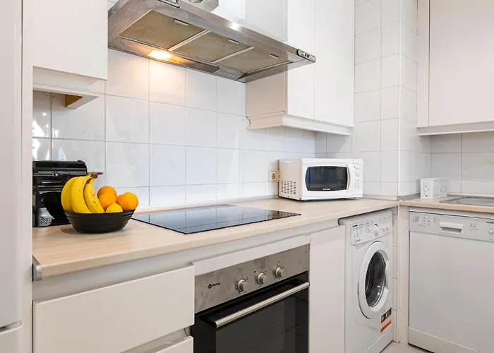 - Marina Banus, Puerto Banus, Seaview, 2br, Parking & Pool Marbella