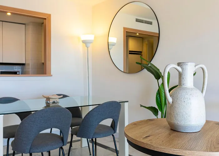 - Marina Banus, Puerto Banus, Seaview, 2br, Parking & Pool Apartment