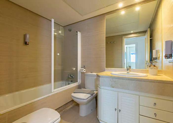 - Marina Banus, Puerto Banus, Seaview, 2br, Parking & Pool מארבלה