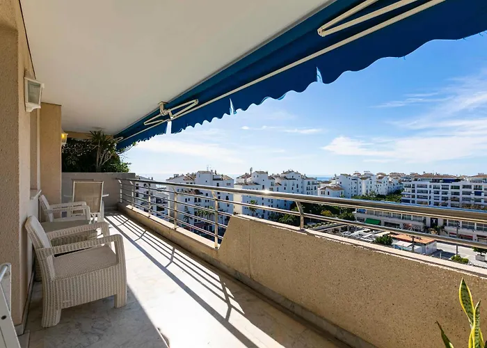 - Marina Banus, Puerto Banus, Seaview, 2br, Parking & Pool דירה