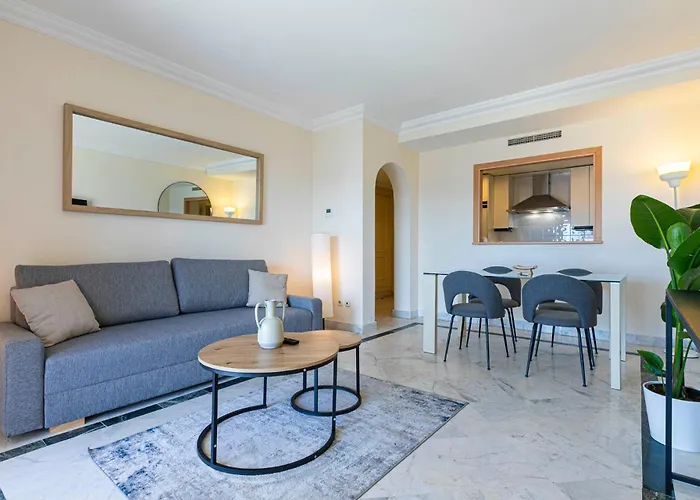 - Marina Banus, Puerto Banus, Seaview, 2br, Parking & Pool דירה *